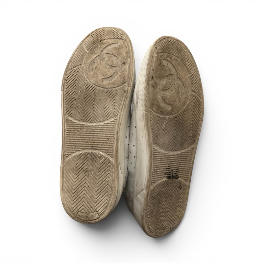 CHANEL Leather Low-Top Sneakers - Picture 5 of 5